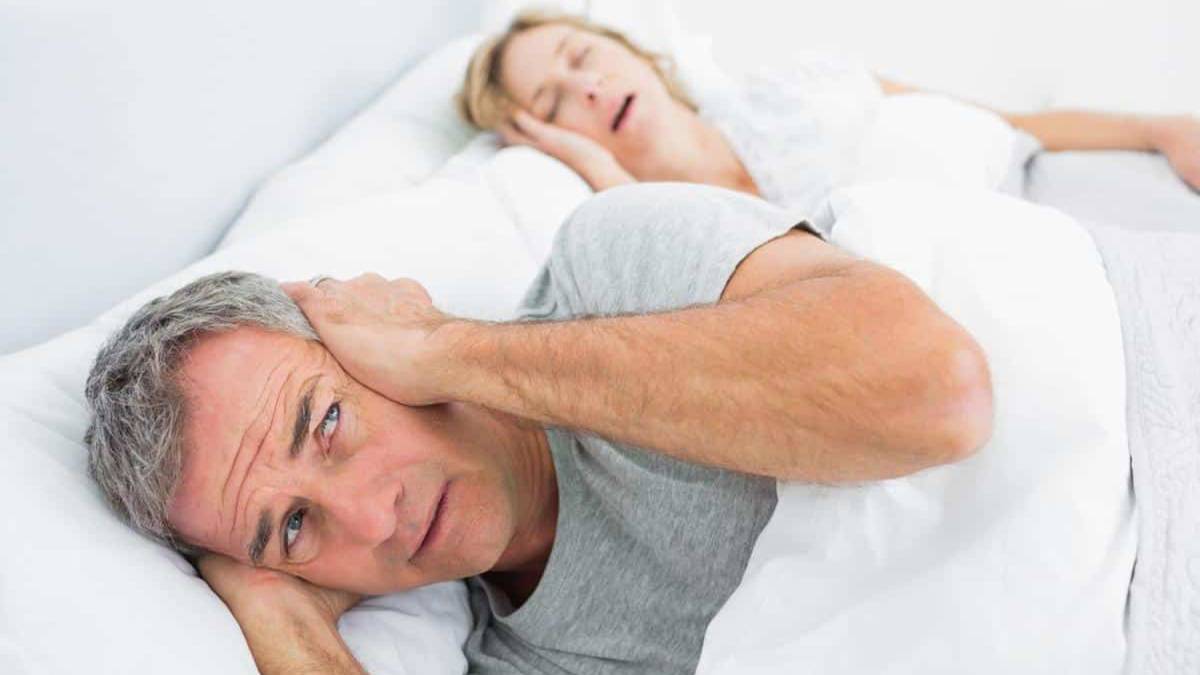 NO SÉ CÓMO VOY A DORMIR CON ÉL SI RONCO